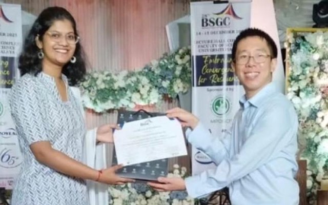 Rutuparna Kulkarni receiving the Best Poster Presenter award at the 28th Biological Sciences Graduate Congress